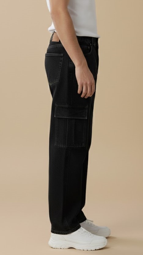 Model wearing Baggy Jeans